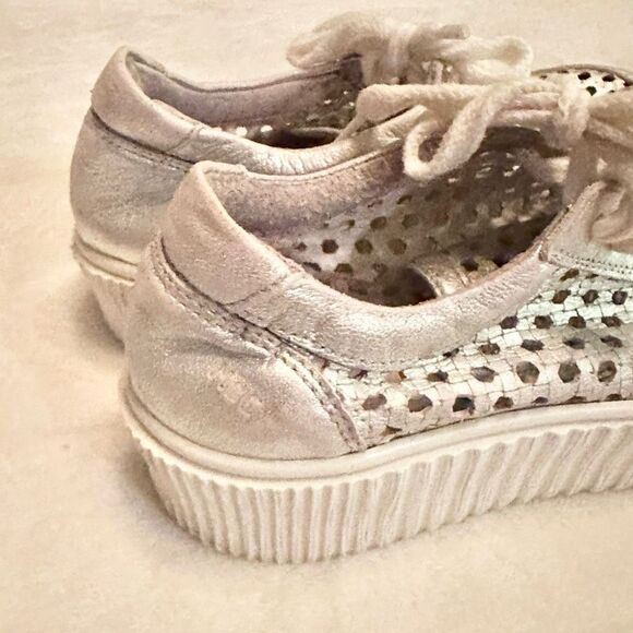 Musse & Cloud Flatform Sneaker Size 38 fits like a 7.5 Silver Perforated Sneaker - Picture 6 of 8